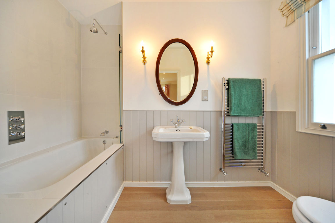 traditional fabulous bathroom with wall mounted white rectangle