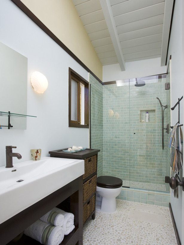 inspirational-dp-erica-islas-brown-white-spacious-bathroom