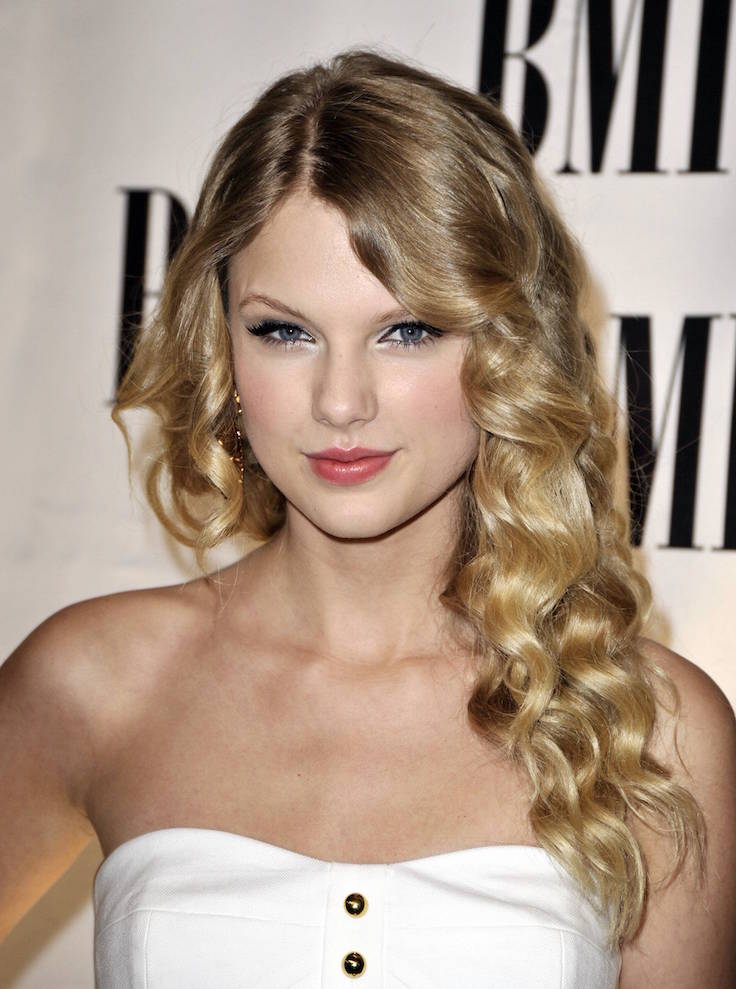 Celebrity Taylor Swift Long Curly HairStyle
