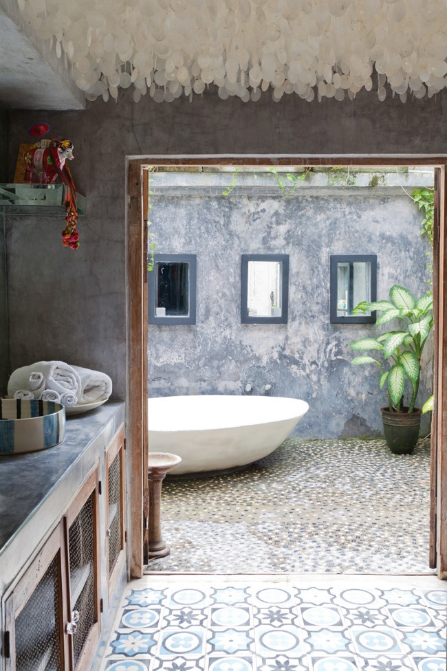 Cool Traditional Tropical Bathroom Decor
