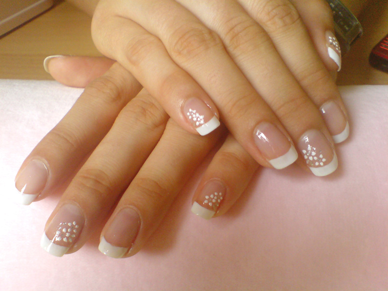 French Manicure White Flowers