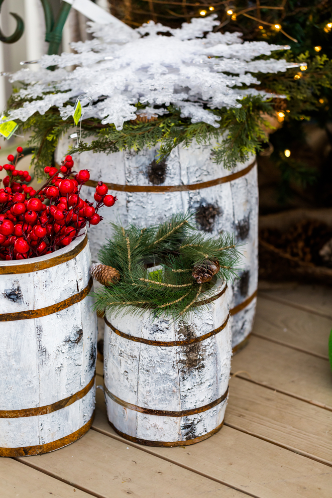 Outdoor Christmas Decoration Ideas - holiday display with barrels