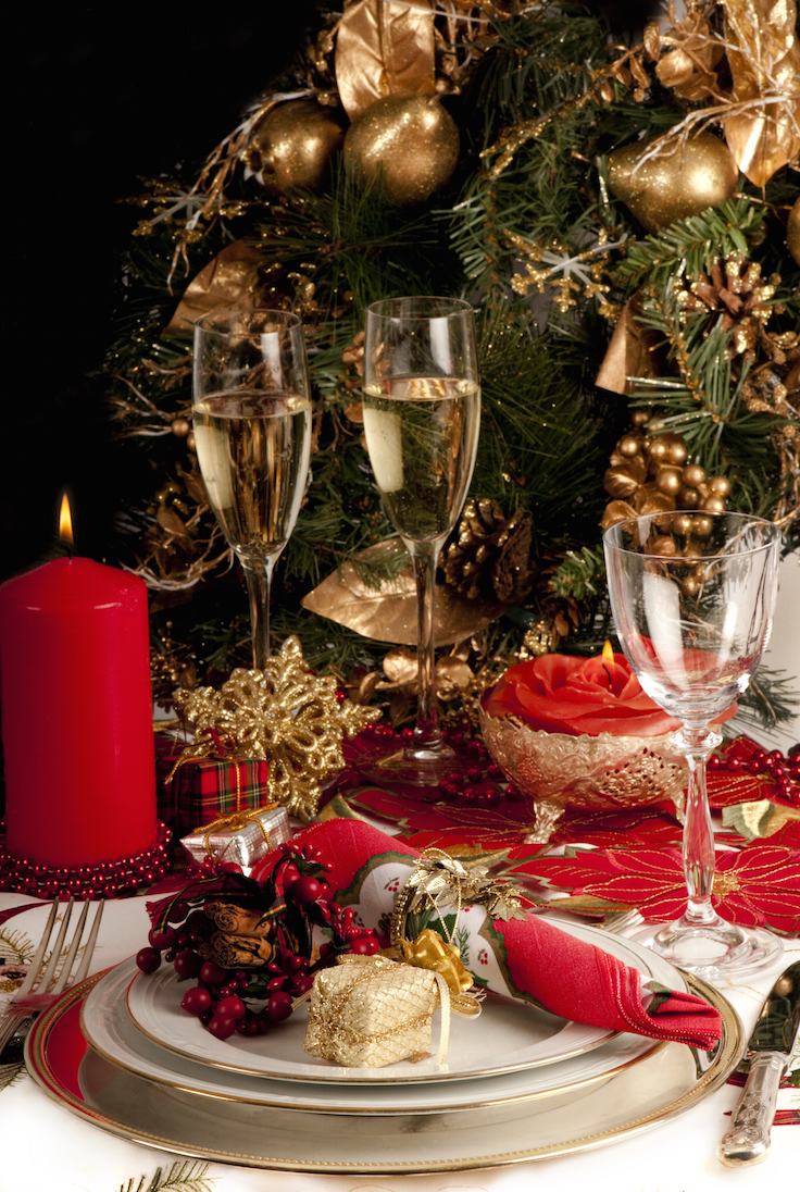 Wonderful Christmas Dinning Table Decoration Ideas With Crystal Wine Glasses And Red Chandle Light