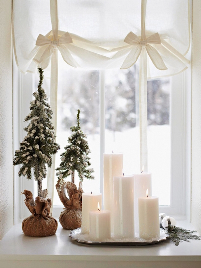 easy DIY Christmas window decorating ideas white pillar candles
