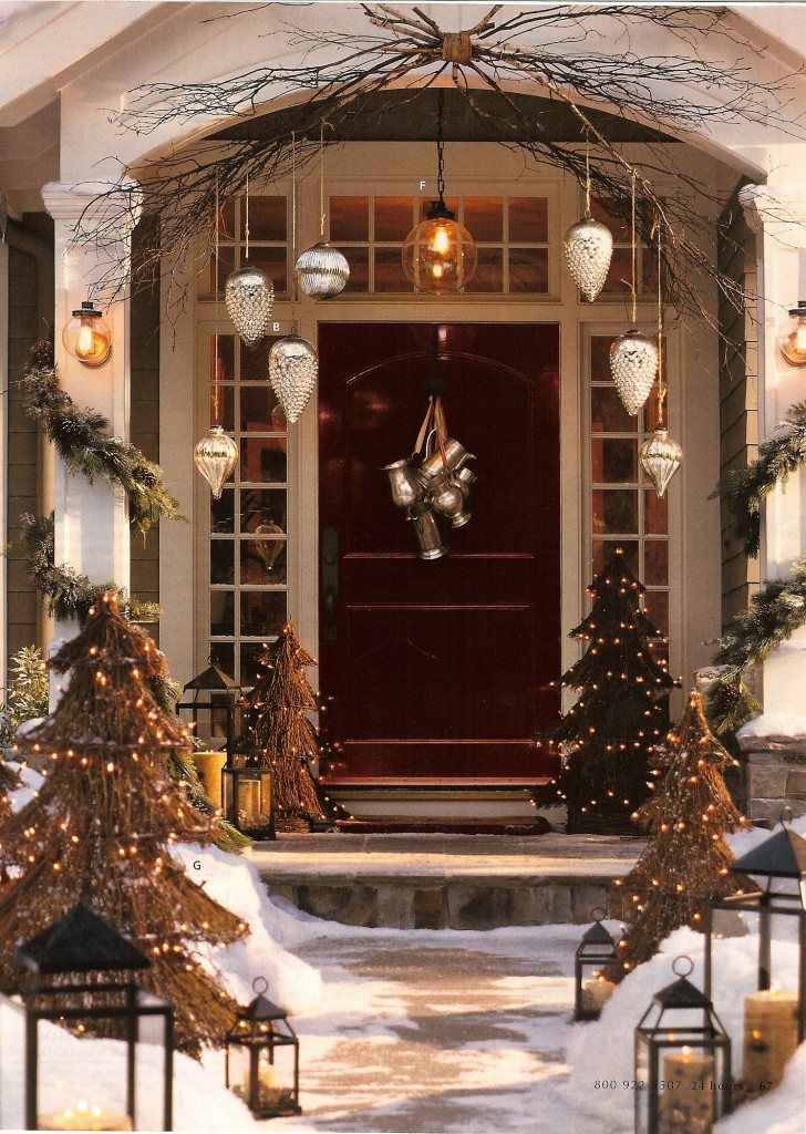 elegant outdoor christmas decorating ideas-for-front-porch-presenting-christmas-garland-with-massive-outdoor-christmas tree and hanging exterior lamp