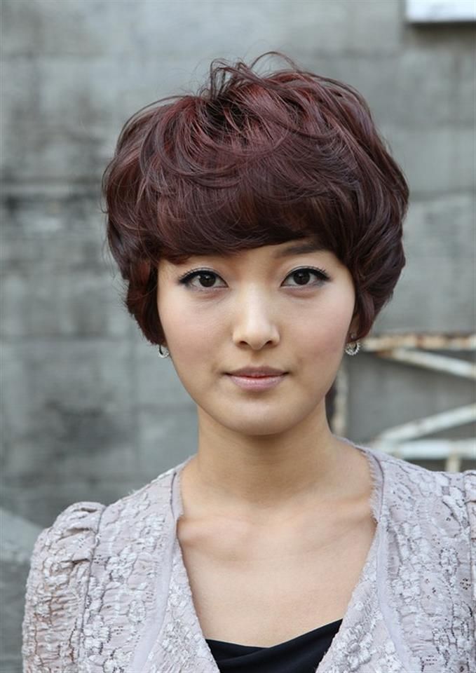 very short haircuts for women with round faces