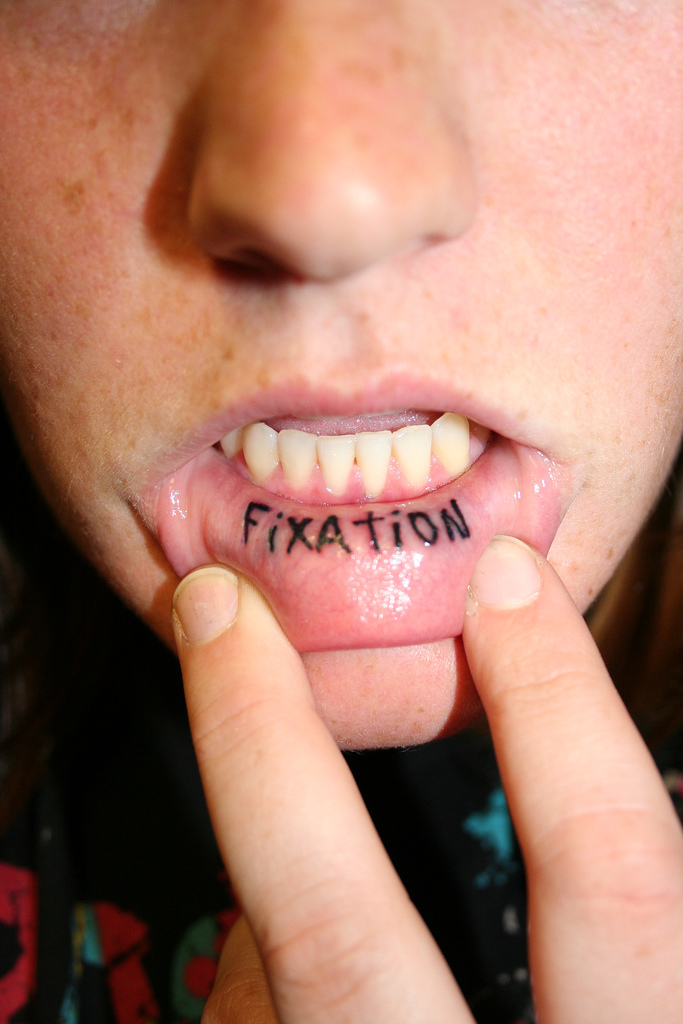 Fixation inner lip tattoo