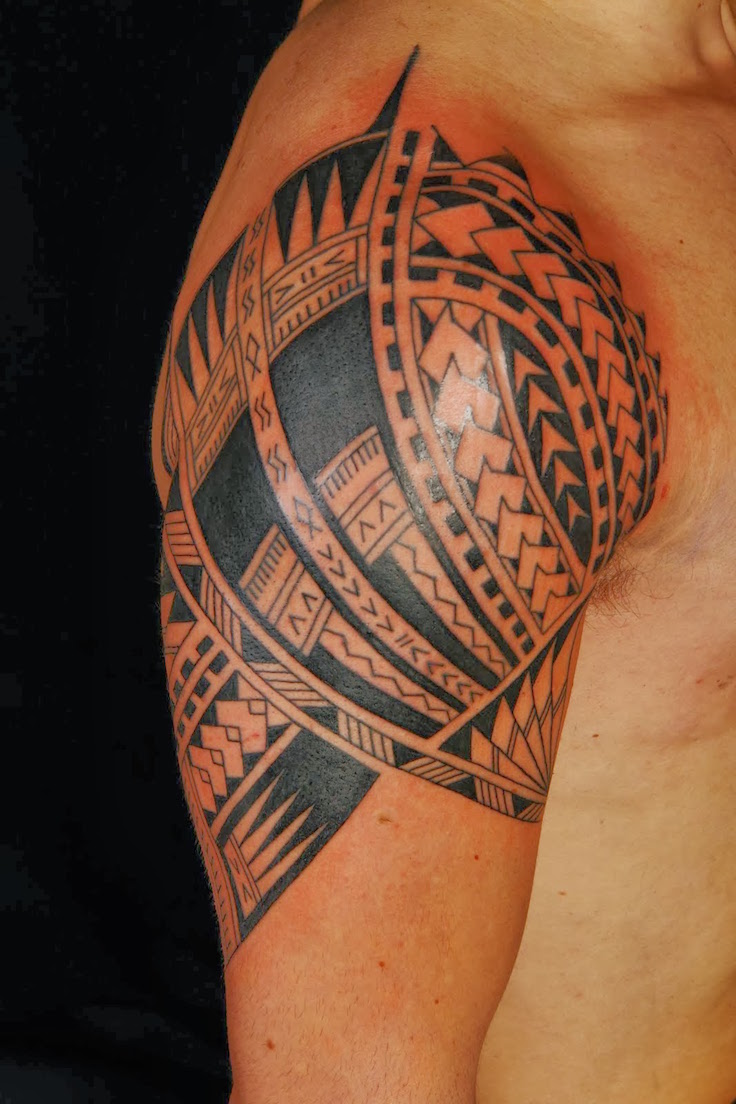 Grey Ink Tribal Hawaiian Tattoo On Man Right Shoulder