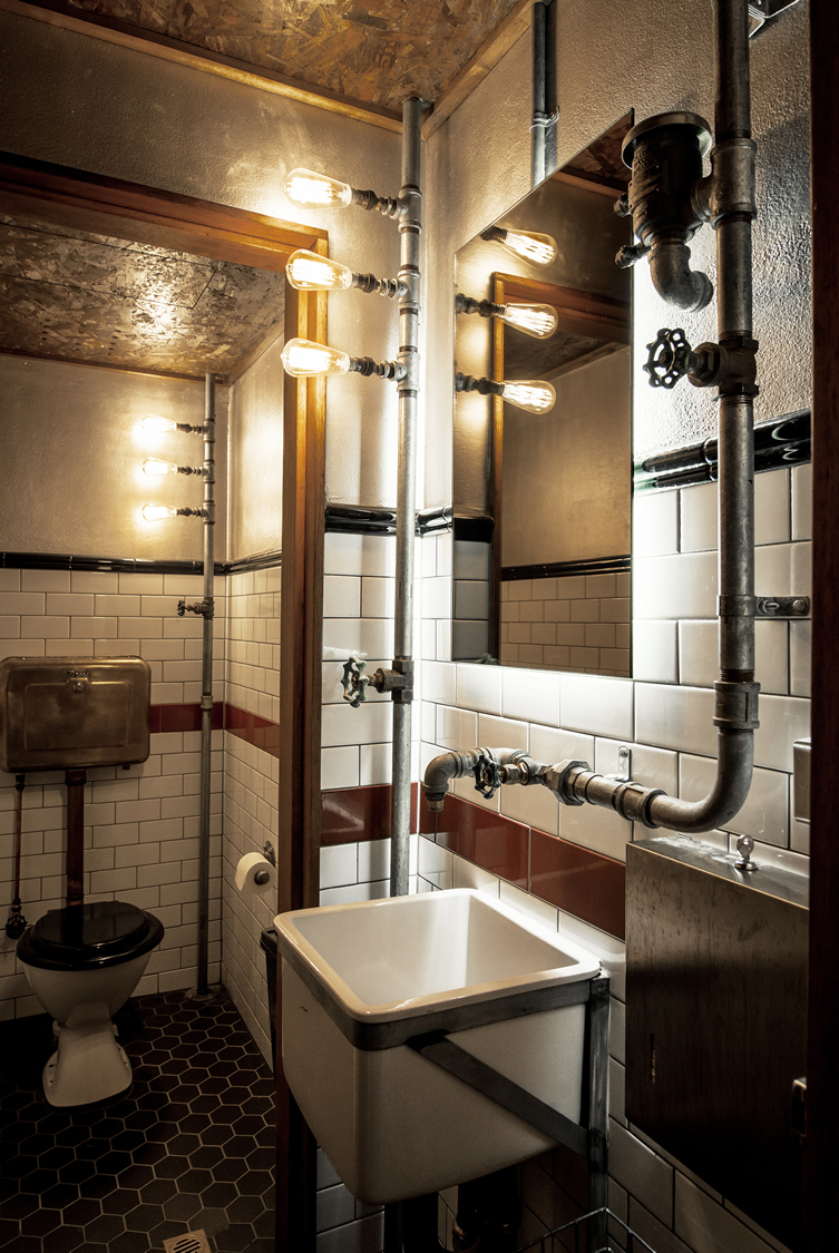 Industrial bathroom design for steam punk stiliaus vonia