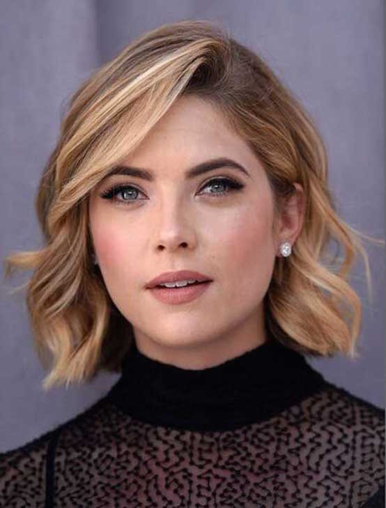 Chic Short Thick Wavy Blonde Hairstyle
