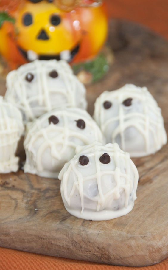 Easy Halloween Mummy Oreo balls