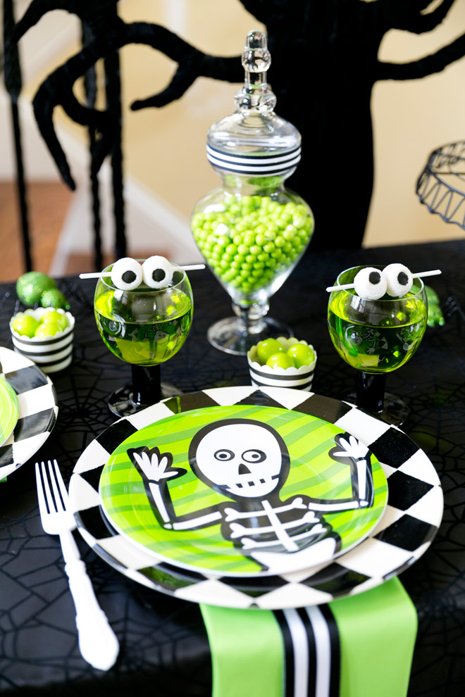 Green and black is the perfect combo for any Halloween party