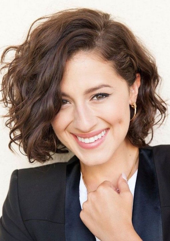 short hairstyles for curly hair round face