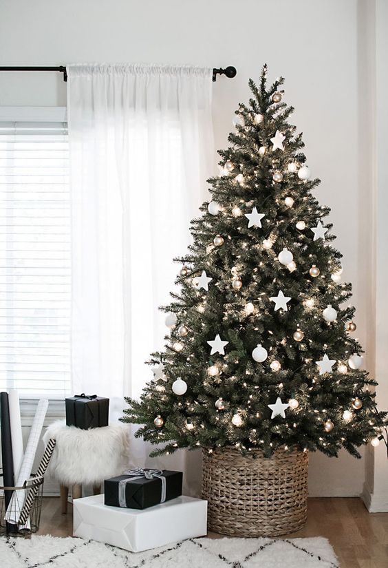 a simple and minimal christmas tree