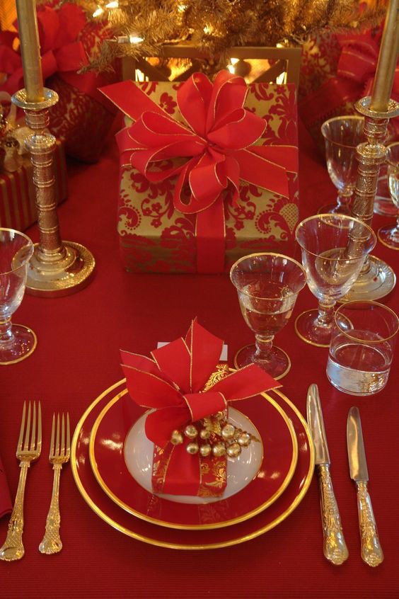 Beautiful Red and Gold Christmas Tablescape