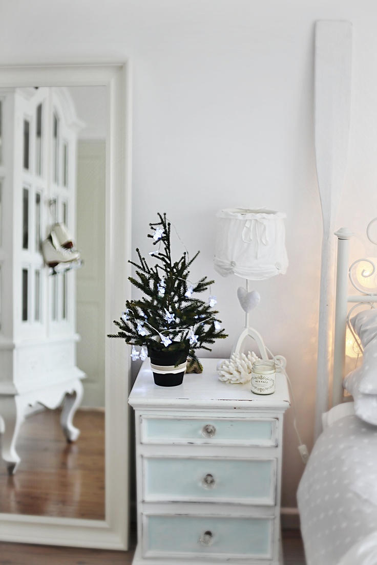 Beautiful minimalist christmas white bedroom decoration ideas