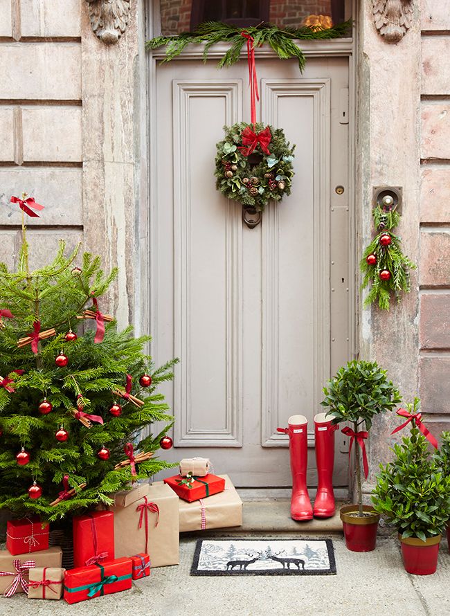 Decorate the door with green and red