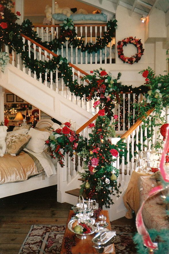 Gorgeous Decorated Christmas Staircase