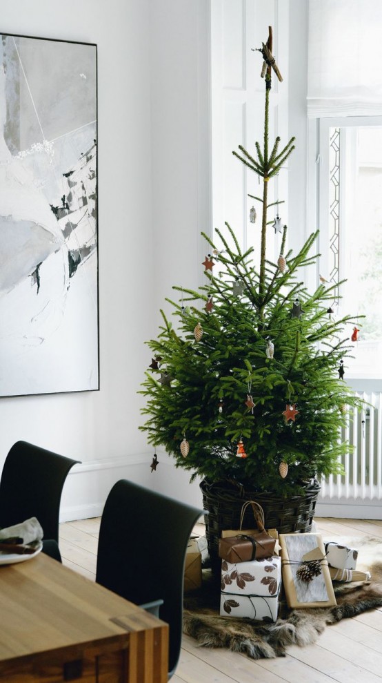 Minimalist And Modern Christmas Tree Decor Ideas