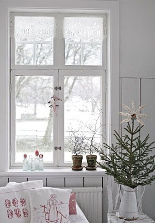Simple And Minimalist Christmas Tree Decorations