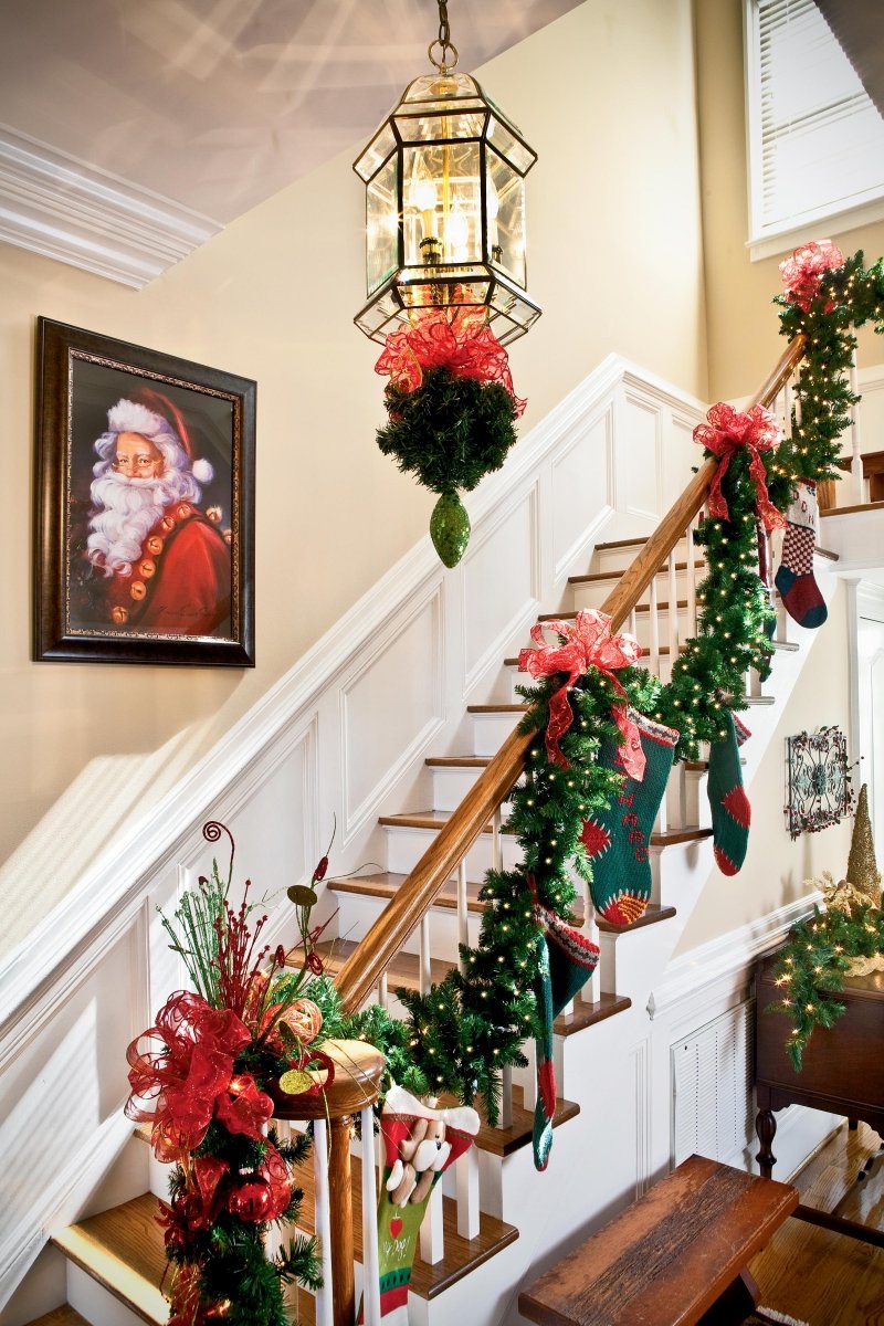 27 Christmas Staircase Decor Ideas That You Will Love - Feed Inspiration