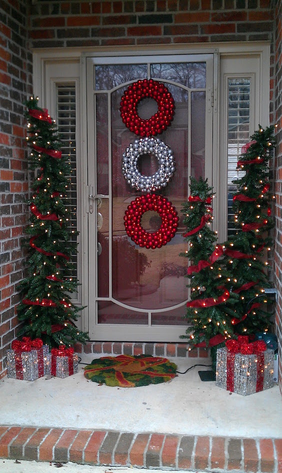 Wonderful Red And White Wreath On The Glass Front Door