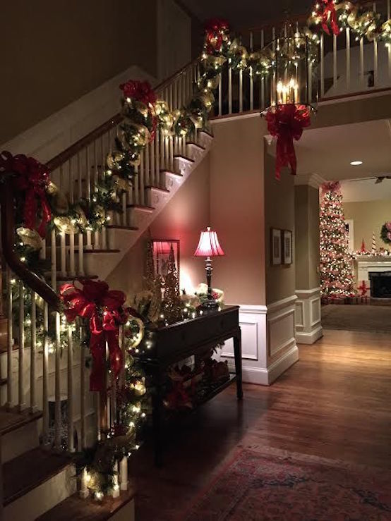 christmas staircase decorate