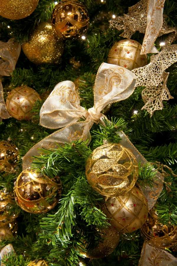 christmas tree decoration gold ribbons
