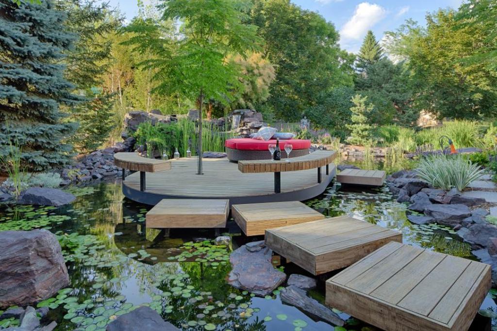 Arrange a small pond in your outdoor room