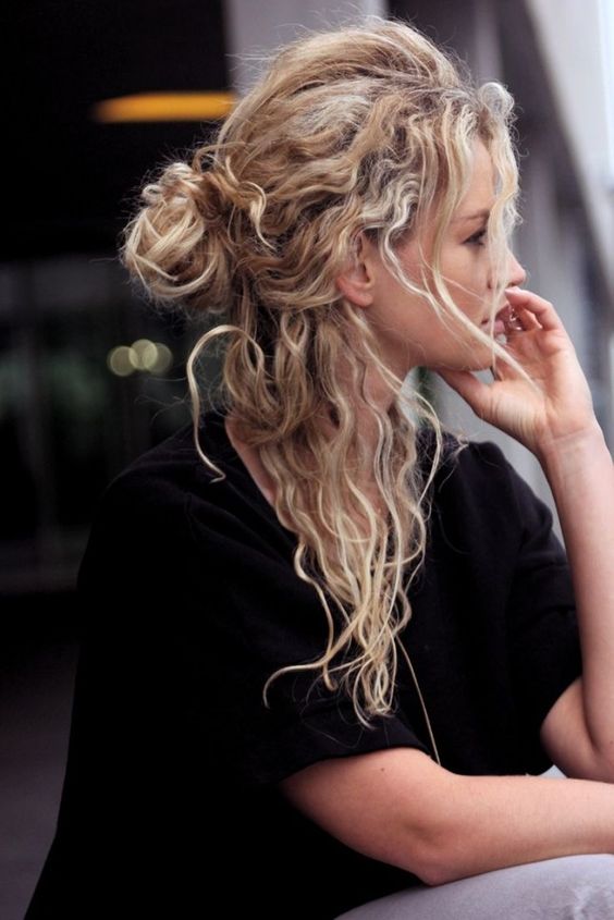 21 Messy Curly Hairstyles You Need To Try - Feed Inspiration
