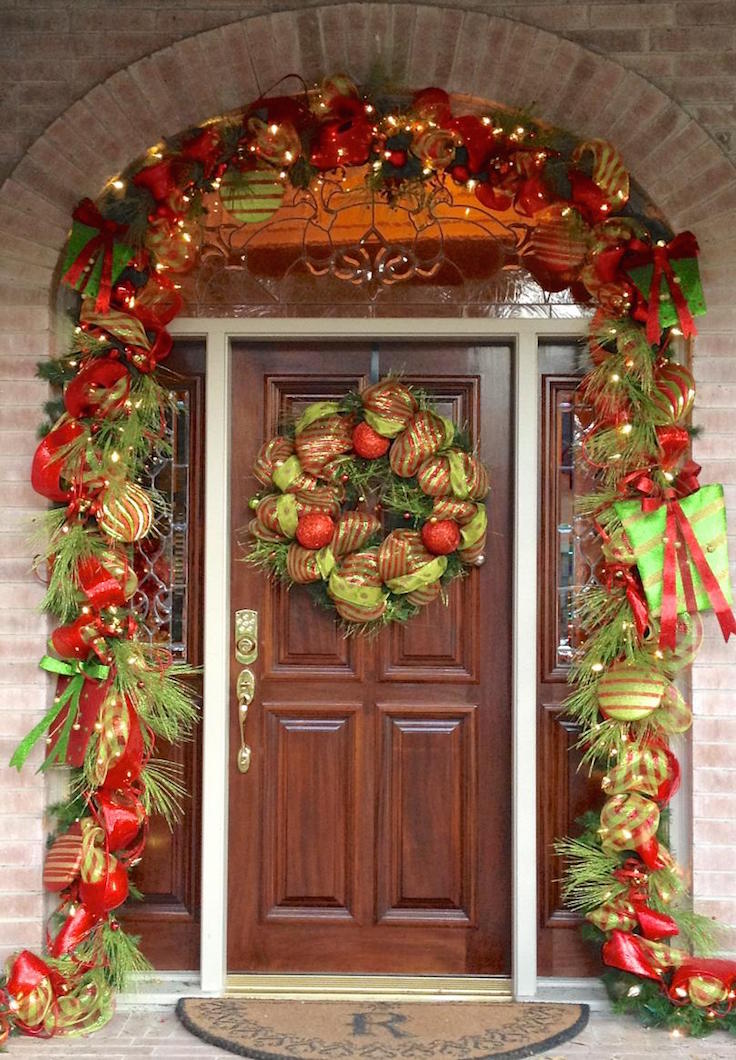 27 Front Door Christmas Decorating Ideas - Feed Inspiration